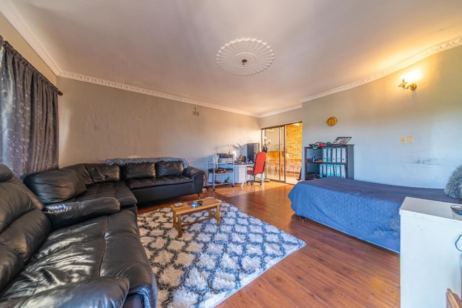 To Let 5 Bedroom Property for Rent in Loevenstein Western Cape